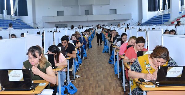 Planşet, şparqalka, hicab - şagirdlərini geridə qoyan müəllimlərin imtahanından REPORTAJ Planşet, şparqalka, hicab - şagirdlərini geridə qoyan müəllimlərin imtahanından REPORTAJ - Sputnik Azərbaycan