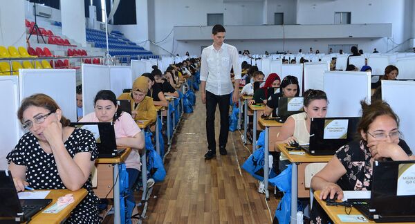 Planşet, şparqalka, hicab - şagirdlərini geridə qoyan müəllimlərin imtahanından REPORTAJ Planşet, şparqalka, hicab - şagirdlərini geridə qoyan müəllimlərin imtahanından REPORTAJ - Sputnik Azərbaycan