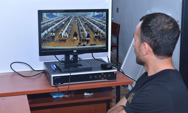Planşet, şparqalka, hicab - şagirdlərini geridə qoyan müəllimlərin imtahanından REPORTAJ Planşet, şparqalka, hicab - şagirdlərini geridə qoyan müəllimlərin imtahanından REPORTAJ - Sputnik Azərbaycan