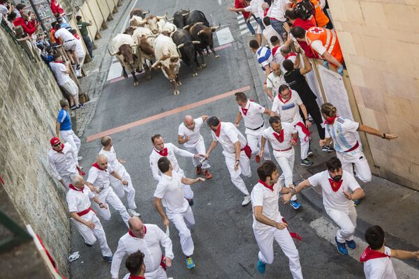 Участники фестиваля Сан-Фермин во время забега с быками в Памплоне - Sputnik Азербайджан