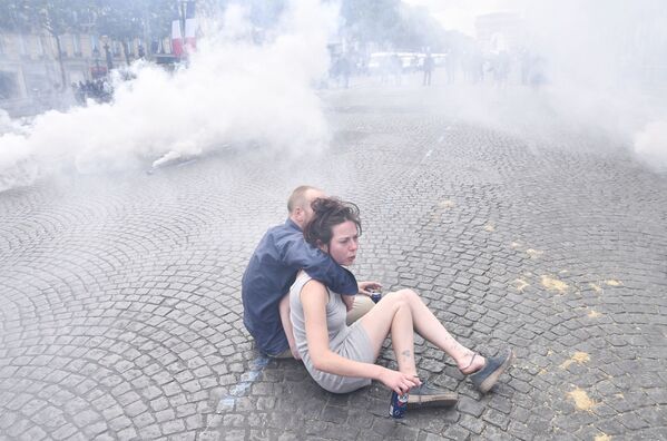Молодые люди во время  беспорядков на Елисейских полях в Париже - Sputnik Азербайджан
