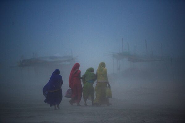 Женщины идут сквозь песчаную бурю в Аллахабаде, Индия - Sputnik Азербайджан