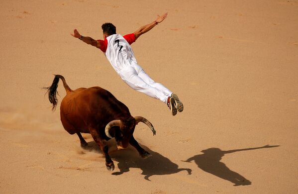 Рекортадор прыгает над быком во время фестиваля Сан-Фермин, Испания - Sputnik Азербайджан