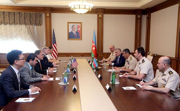 Новый военный атташе США представлен министру обороны Азербайджана Новый военный атташе США представлен министру обороны Азербайджана - Sputnik Азербайджан