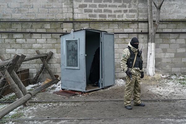 Как уйти из библиотеки-2: осенью 2018 года тюрьма в аэропорту Мариуполя еще существовала Как уйти из библиотеки-2: осенью 2018 года тюрьма в аэропорту Мариуполя еще существовала - Sputnik Азербайджан