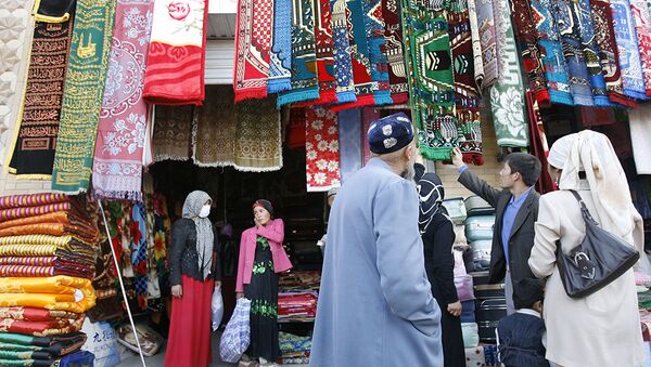 Уйгурские мусульмане выбирают молельные коврики на рынке в Хотане - Sputnik Azərbaycan