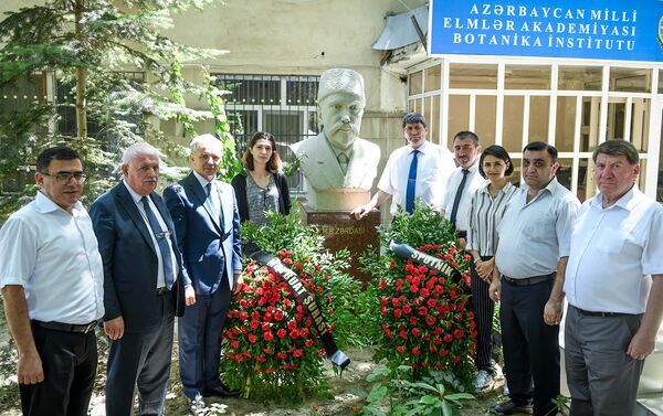 Коллектив Sputnik Азербайджан и руководство Совета прессы посетили памятник Гасан-беку Зардаби, возложили к нему цветы - Sputnik Азербайджан