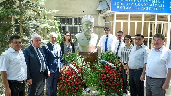 Коллектив Sputnik Азербайджан и руководство Совета прессы посетили памятник Гасан-беку Зардаби, возложили к нему цветы - Sputnik Azərbaycan