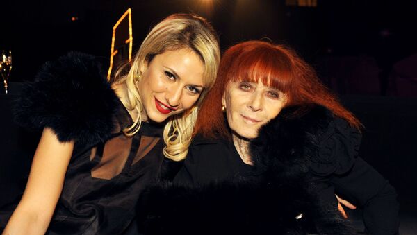 Лола Рикель со своей бабушкой, знаменитым французским дизайнером Соней Рикель - Sputnik Азербайджан