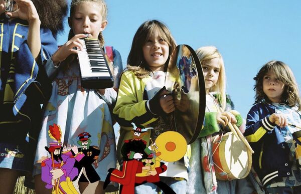 Stella McCartney: коллекция по мотивам фильма The Beatles «Yellow Submarine» Stella McCartney: коллекция по мотивам фильма The Beatles «Yellow Submarine» - Sputnik Азербайджан