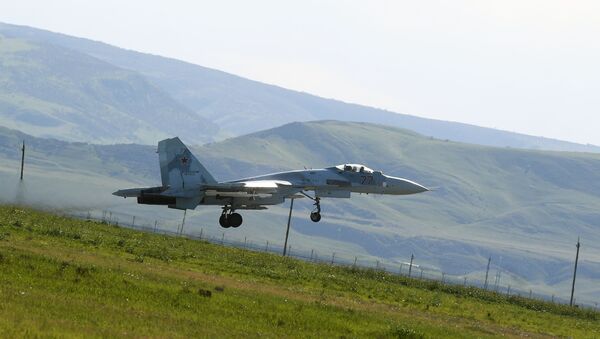 Многофункциональный истребитель Су-35 на учениях, фото из архива - Sputnik Azərbaycan