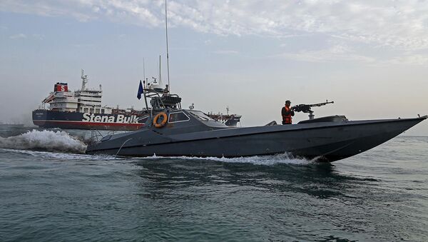 Катер Корпуса стражей исламской революции рядом с танкером Stena Impero - Sputnik Azərbaycan