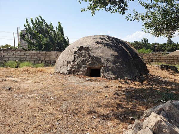 Старинная баня в Маштаге превратилась в мусорную свалку Старинная баня в Маштаге превратилась в мусорную свалку - Sputnik Азербайджан