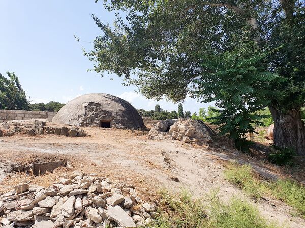Старинная баня в Маштаге превратилась в мусорную свалку Старинная баня в Маштаге превратилась в мусорную свалку - Sputnik Азербайджан
