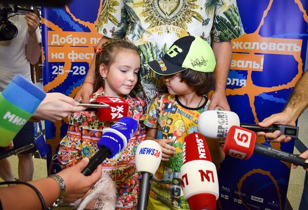 Киркоров: есть еще Дон Кихоты, как Эмин Агаларов, организующие грандиозные фестивали Киркоров: есть еще Дон Кихоты, как Эмин Агаларов, организующие грандиозные фестивали - Sputnik Азербайджан