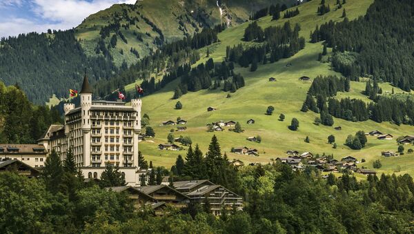 Отель Gstaad Palace находится на холме с захватывающим видом на Швейцарские Альпы и красивый город Гштаад - Sputnik Азербайджан