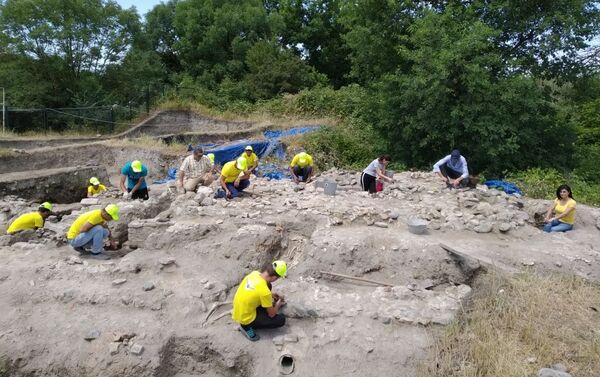 Ученые проводят исследование руин предположительно античных городов - Sputnik Азербайджан