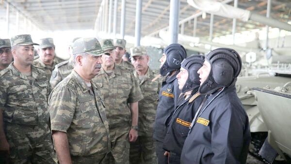 Закир Гасанов проверяет боеготовность воинских частей в прифронтовой зоне - Sputnik Азербайджан