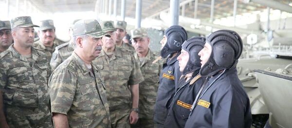 Закир Гасанов проверяет боеготовность воинских частей в прифронтовой зоне Закир Гасанов проверяет боеготовность воинских частей в прифронтовой зоне - Sputnik Азербайджан