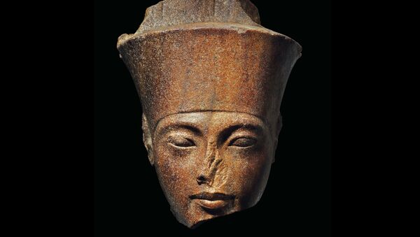 Голова статуи древнеегипетского бога Амона с чертами лица фараона Тутанхамона из коричневого кварцита - Sputnik Азербайджан