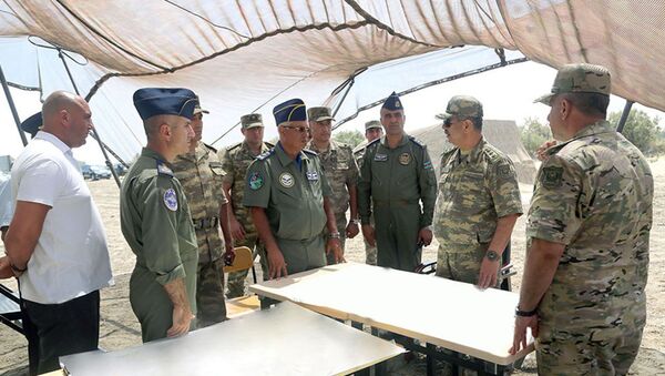 Министр обороны побывал в оперативном штабе, созданном в связи с крушением военного самолета - Sputnik Азербайджан