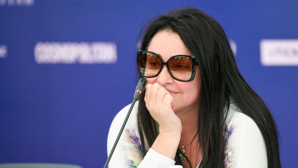 Известная российская певица Лолита во время пресс-конференции, посвященной открытию международного музыкального фестиваля Жара - Sputnik Azərbaycan