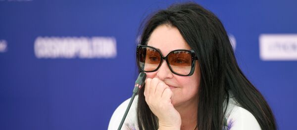Известная российская певица Лолита во время пресс-конференции, посвященной открытию международного музыкального фестиваля Жара - Sputnik Азербайджан