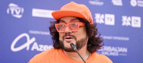 Народный артист России Филипп Киркоров во время пресс-конференции, посвященной открытию международного музыкального фестиваля Жара - Sputnik Азербайджан