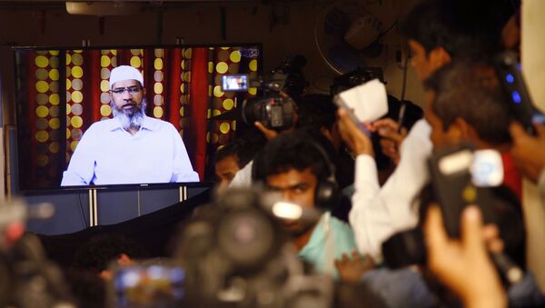 Индийские журналисты слушают видеоконференцию противоречивого исламского проповедника и основателя Фонда исламских исследований Закира Найка - Sputnik Azərbaycan
