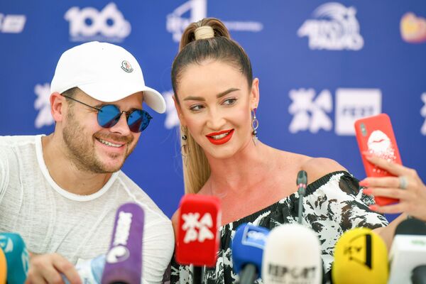 Бузова предпочла Жару празднованию своего включения в рейтинг Forbes Бузова предпочла Жару празднованию своего включения в рейтинг Forbes - Sputnik Азербайджан