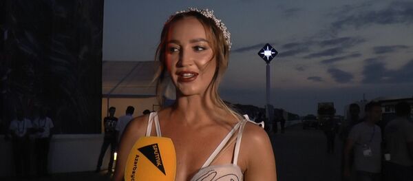 До свадьбы заживет - Бузова показала шрам, полученный на сцене Жары-2019 До свадьбы заживет - Бузова показала шрам, полученный на сцене Жары-2019 - Sputnik Азербайджан