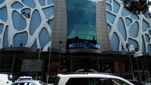 Один из крупных торгово-развлекательных центров Баку - Metropark - Sputnik Азербайджан