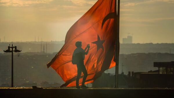 Турецкий флаг на площади Таксим в Стамбуле - Sputnik Азербайджан