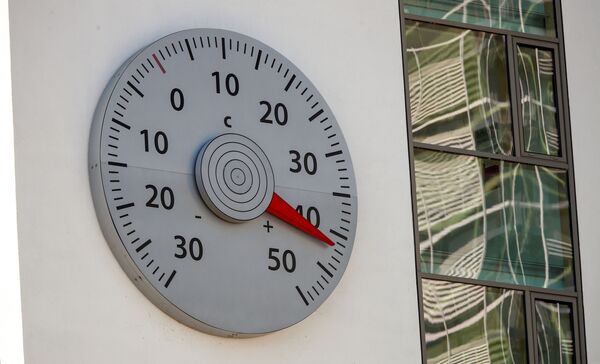 Термометр на стене штаб-квартиры Рамочной конвенции ООН об изменении климата в Берлине показывает 42 градуса жары - Sputnik Азербайджан