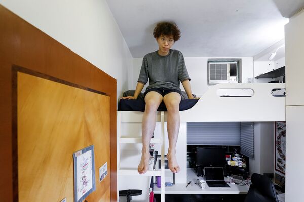 25-летний уроженец Гонконга Фунг Ченг, графический дизайнер, живущий в квартире со родителями и братом, в своей спальне площадью 5 кв.м. - Sputnik Азербайджан