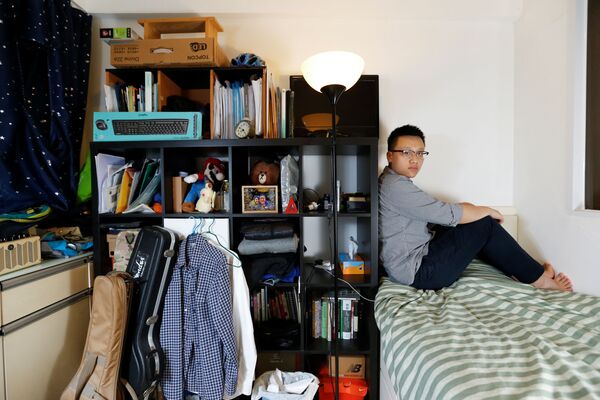 Коренной житель Гонконга Джон Вай, 26 лет, инженер, живущий с родителями и сестрой, в своей спальне площадью 7 кв. м - Sputnik Азербайджан