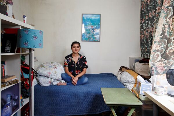 22-летняя коренная жительница Гонконга Maisy Mok в своей 9-метровой комнате - Sputnik Азербайджан