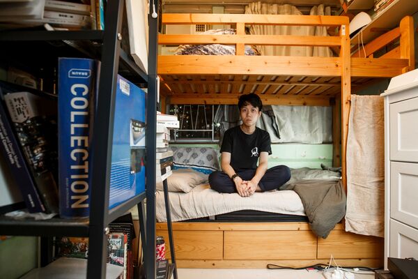 29-летний житель Гонконга Sonic Lee (музыкант и композитор) в своей 6-метровой комнате - Sputnik Азербайджан
