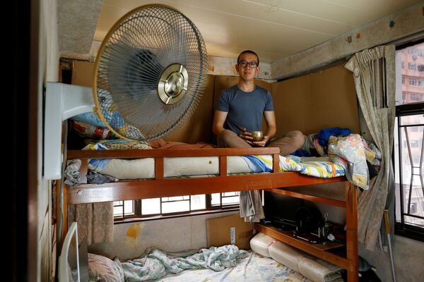 23-летний коренной житель Гонконга Peter Chang (социальный предприниматель) в 5-метровой комнате, которую он делит с отцом - Sputnik Азербайджан