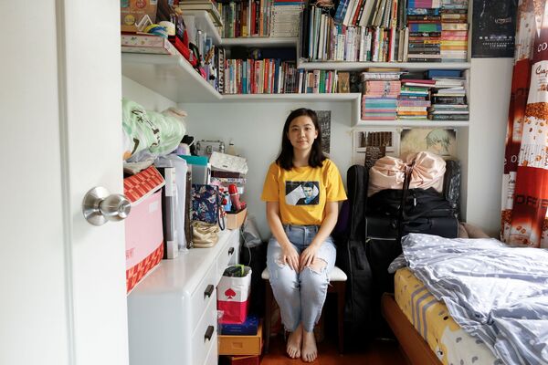 22-летняя коренная жительница Гонконга Ruby Leung (студентка права) в своей 7-метровой комнате - Sputnik Азербайджан