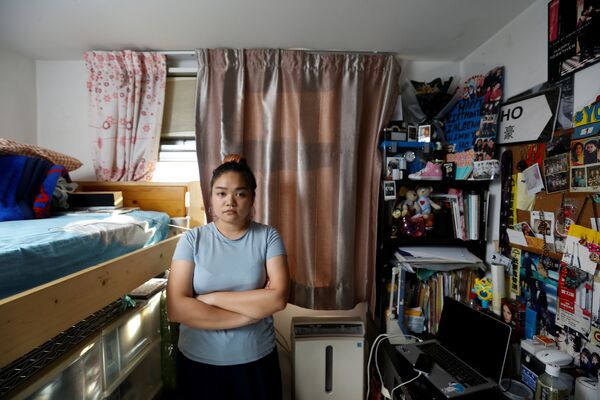 22-летняя жительница Гонконга Zaleena Ho,, которая живет с родителями, позирует в своей 7-метровой комнате - Sputnik Азербайджан