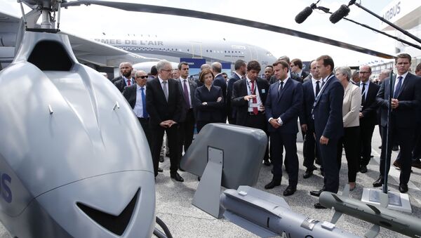Президент Франции Эммануэль Макрон, министр обороны Франции Флоренс Парли и Гийом Фори, генеральный директор Airbus, посещают стенд Airbus на 53-м международном парижском авиасалоне в аэропорту Ле-Бурже под Парижем - Sputnik Азербайджан