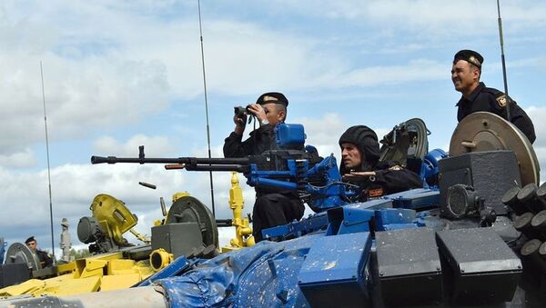 Члены танкового экипажа Азербайджана, участвующие в конкурсе Танковый биатлон, проверили техническое состояние боевых машин - Sputnik Азербайджан