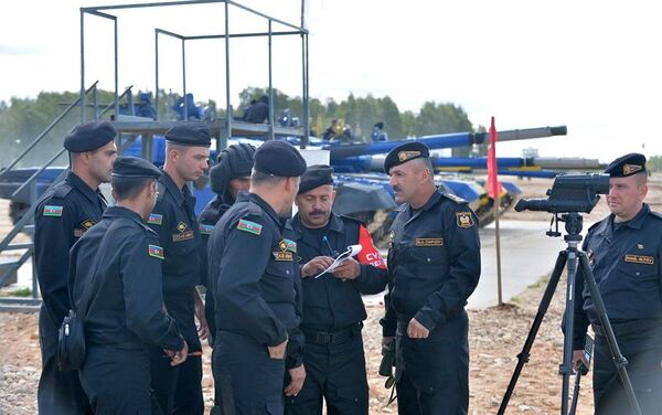 Члены танкового экипажа Азербайджана, участвующие в конкурсе Танковый биатлон, проверили техническое состояние боевых машин - Sputnik Азербайджан