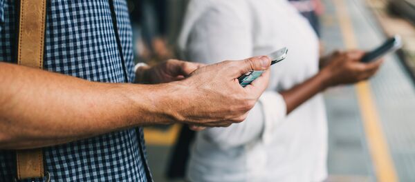 Əlində telefon tutmuş adam, arxiv şəkli - Sputnik Азербайджан