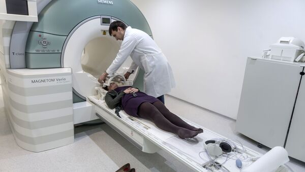 Лаборант проводит исследование на магнитно-резонансном томографе, фото из архива - Sputnik Азербайджан