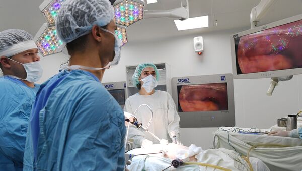 Медики во время операции по удалению раковой опухоли, фото из архива - Sputnik Azərbaycan