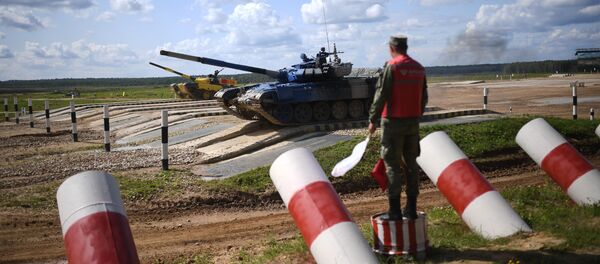 Танки Т-72Б3 команды армии Азербайджана (на первом плане) и Type 99 (ZTZ-99) команды армии Китая преодолевают преграду на дистанции соревнований Танкового биатлона V Армейских международных игр-2019 в парке Патриот Танки Т-72Б3 команды армии Азербайджана (на первом плане) и Type 99 (ZTZ-99) команды армии Китая преодолевают преграду на дистанции соревнований Танкового биатлона V Армейских международных игр-2019 в парке Патриот - Sputnik Азербайджан