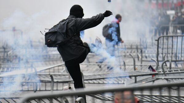 Участник беспорядков на Елисейских полях в Париже - Sputnik Азербайджан
