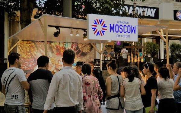 В торговых рядах только за московским мороженым стояла огромная очередь - Sputnik Азербайджан